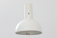 デンマークより買い付けたLouis Poulsen社製のデスクランプです。現行品では販売されていない希少なモデルで、シンプルながら機能的なデザインが特徴です。クランプタイプのため、置く場所を選ばず使用可能。最大板厚5cmまでの場所に取り付けることができるため、デスクやテーブルにしっかり固定してお使いいただけます。アーム部分は可動式で、光の角度を自由に調整できる設計になっており、デスクワークや読書、細かい作業にも最適です。ビンテージ品ならではの風合いが魅力的で、使い込まれたスチールの質感が独特の味わいを醸し出しています。