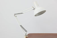 デンマークより買い付けたLouis Poulsen社製のデスクランプです。現行品では販売されていない希少なモデルで、シンプルながら機能的なデザインが特徴です。クランプタイプのため、置く場所を選ばず使用可能。最大板厚5cmまでの場所に取り付けることができるため、デスクやテーブルにしっかり固定してお使いいただけます。アーム部分は可動式で、光の角度を自由に調整できる設計になっており、デスクワークや読書、細かい作業にも最適です。ビンテージ品ならではの風合いが魅力的で、使い込まれたスチールの質感が独特の味わいを醸し出しています。