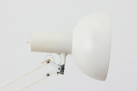 デンマークより買い付けたLouis Poulsen社製のデスクランプです。現行品では販売されていない希少なモデルで、シンプルながら機能的なデザインが特徴です。クランプタイプのため、置く場所を選ばず使用可能。最大板厚5cmまでの場所に取り付けることができるため、デスクやテーブルにしっかり固定してお使いいただけます。アーム部分は可動式で、光の角度を自由に調整できる設計になっており、デスクワークや読書、細かい作業にも最適です。ビンテージ品ならではの風合いが魅力的で、使い込まれたスチールの質感が独特の味わいを醸し出しています。