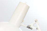 デンマークより買い付けたLouis Poulsen社製のデスクランプです。現行品では販売されていない希少なモデルで、シンプルながら機能的なデザインが特徴です。クランプタイプのため、置く場所を選ばず使用可能。最大板厚5cmまでの場所に取り付けることができるため、デスクやテーブルにしっかり固定してお使いいただけます。アーム部分は可動式で、光の角度を自由に調整できる設計になっており、デスクワークや読書、細かい作業にも最適です。ビンテージ品ならではの風合いが魅力的で、使い込まれたスチールの質感が独特の味わいを醸し出しています。