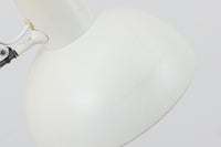 デンマークより買い付けたLouis Poulsen社製のデスクランプです。現行品では販売されていない希少なモデルで、シンプルながら機能的なデザインが特徴です。クランプタイプのため、置く場所を選ばず使用可能。最大板厚5cmまでの場所に取り付けることができるため、デスクやテーブルにしっかり固定してお使いいただけます。アーム部分は可動式で、光の角度を自由に調整できる設計になっており、デスクワークや読書、細かい作業にも最適です。ビンテージ品ならではの風合いが魅力的で、使い込まれたスチールの質感が独特の味わいを醸し出しています。