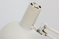 デンマークより買い付けたLouis Poulsen社製のデスクランプです。現行品では販売されていない希少なモデルで、シンプルながら機能的なデザインが特徴です。クランプタイプのため、置く場所を選ばず使用可能。最大板厚5cmまでの場所に取り付けることができるため、デスクやテーブルにしっかり固定してお使いいただけます。アーム部分は可動式で、光の角度を自由に調整できる設計になっており、デスクワークや読書、細かい作業にも最適です。ビンテージ品ならではの風合いが魅力的で、使い込まれたスチールの質感が独特の味わいを醸し出しています。