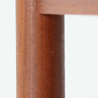 デンマークのRogenstrup Mobelfabrikによるエクステンションダイニングテーブルは、チーク材の温もりある質感と、天板両端に格納された拡張板による機能性が魅力の一台です。細身の円錐脚が軽やかな印象を与え、限られた空間でも使いやすい設計です。来客時や作業スペースの拡張にも対応できる柔軟性と、北欧ビンテージらしい丁寧な造りが魅力で、長く愛用いただける実用性と美しさを兼ね備えています。