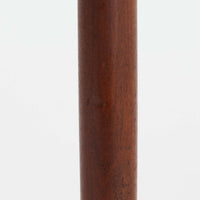 デンマークのRogenstrup Mobelfabrikによるエクステンションダイニングテーブルは、チーク材の温もりある質感と、天板両端に格納された拡張板による機能性が魅力の一台です。細身の円錐脚が軽やかな印象を与え、限られた空間でも使いやすい設計です。来客時や作業スペースの拡張にも対応できる柔軟性と、北欧ビンテージらしい丁寧な造りが魅力で、長く愛用いただける実用性と美しさを兼ね備えています。