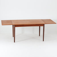 デンマークのRogenstrup Mobelfabrikによるエクステンションダイニングテーブルは、チーク材の温もりある質感と、天板両端に格納された拡張板による機能性が魅力の一台です。細身の円錐脚が軽やかな印象を与え、限られた空間でも使いやすい設計です。来客時や作業スペースの拡張にも対応できる柔軟性と、北欧ビンテージらしい丁寧な造りが魅力で、長く愛用いただける実用性と美しさを兼ね備えています。