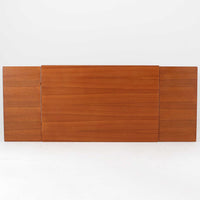 デンマークのRogenstrup Mobelfabrikによるエクステンションダイニングテーブルは、チーク材の温もりある質感と、天板両端に格納された拡張板による機能性が魅力の一台です。細身の円錐脚が軽やかな印象を与え、限られた空間でも使いやすい設計です。来客時や作業スペースの拡張にも対応できる柔軟性と、北欧ビンテージらしい丁寧な造りが魅力で、長く愛用いただける実用性と美しさを兼ね備えています。