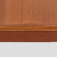 デンマークのRogenstrup Mobelfabrikによるエクステンションダイニングテーブルは、チーク材の温もりある質感と、天板両端に格納された拡張板による機能性が魅力の一台です。細身の円錐脚が軽やかな印象を与え、限られた空間でも使いやすい設計です。来客時や作業スペースの拡張にも対応できる柔軟性と、北欧ビンテージらしい丁寧な造りが魅力で、長く愛用いただける実用性と美しさを兼ね備えています。