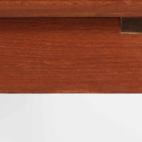 デンマークのRogenstrup Mobelfabrikによるエクステンションダイニングテーブルは、チーク材の温もりある質感と、天板両端に格納された拡張板による機能性が魅力の一台です。細身の円錐脚が軽やかな印象を与え、限られた空間でも使いやすい設計です。来客時や作業スペースの拡張にも対応できる柔軟性と、北欧ビンテージらしい丁寧な造りが魅力で、長く愛用いただける実用性と美しさを兼ね備えています。