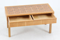 こちらは、北欧より買い付けたワイドチェストです。優れた品質のオーク材を本体に使用し、天板には淡いオレンジ色のタイルが施されており、デザインのアクセントとなっています。また、左右に取り付けられた細身の脚が、全体に洗練された印象を与えています。幅90cmのワイドサイズなので、ローボードやセンターテーブルとしてもお使いいただけます。