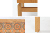 こちらは、北欧より買い付けたワイドチェストです。優れた品質のオーク材を本体に使用し、天板には淡いオレンジ色のタイルが施されており、デザインのアクセントとなっています。また、左右に取り付けられた細身の脚が、全体に洗練された印象を与えています。幅90cmのワイドサイズなので、ローボードやセンターテーブルとしてもお使いいただけます。