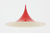 1967年にClaus Bonderup & Torsten Thorupによってデザインされた名作照明「Semi pendant lamp」です。一枚のアルミ板を絞り出す高度な技術によって美しいラインは形成されています。