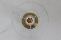 Gunnar Biilmann Petersenが1960年代にLe Klintのためにデザインしたこの「model 344 Telescope」は、独自の伸縮式高さ調節機能が特徴です。望遠鏡という名前は、ビルマン・ピーターセンがこのモデルに採用した、伸縮可能な高さ調節装置に由来しており、空間に応じた高さ調整が可能で、柔らかな光を提供します。さらに、この照明の真鍮製のベースが特に印象的で、重厚感と洗練された美しさを感じさせます。オリジナルのLe Klintシェードが付属しており、全体として北欧デザインの機能性と美しさが調和した貴重なアイテムです。