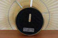 Gunnar Biilmann Petersenが1960年代にLe Klintのためにデザインしたこの「model 344 Telescope」は、独自の伸縮式高さ調節機能が特徴です。望遠鏡という名前は、ビルマン・ピーターセンがこのモデルに採用した、伸縮可能な高さ調節装置に由来しており、空間に応じた高さ調整が可能で、柔らかな光を提供します。さらに、この照明の真鍮製のベースが特に印象的で、重厚感と洗練された美しさを感じさせます。オリジナルのLe Klintシェードが付属しており、全体として北欧デザインの機能性と美しさが調和した貴重なアイテムです。