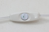 Gunnar Biilmann Petersenが1960年代にLe Klintのためにデザインしたこの「model 344 Telescope」は、独自の伸縮式高さ調節機能が特徴です。望遠鏡という名前は、ビルマン・ピーターセンがこのモデルに採用した、伸縮可能な高さ調節装置に由来しており、空間に応じた高さ調整が可能で、柔らかな光を提供します。さらに、この照明の真鍮製のベースが特に印象的で、重厚感と洗練された美しさを感じさせます。オリジナルのLe Klintシェードが付属しており、全体として北欧デザインの機能性と美しさが調和した貴重なアイテムです。