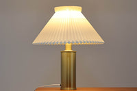 Gunnar Biilmann Petersenが1960年代にLe Klintのためにデザインしたこの「model 344 Telescope」は、独自の伸縮式高さ調節機能が特徴です。望遠鏡という名前は、ビルマン・ピーターセンがこのモデルに採用した、伸縮可能な高さ調節装置に由来しており、空間に応じた高さ調整が可能で、柔らかな光を提供します。さらに、この照明の真鍮製のベースが特に印象的で、重厚感と洗練された美しさを感じさせます。オリジナルのLe Klintシェードが付属しており、全体として北欧デザインの機能性と美しさが調和した貴重なアイテムです。