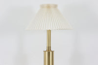 Gunnar Biilmann Petersenが1960年代にLe Klintのためにデザインしたこの「model 344 Telescope」は、独自の伸縮式高さ調節機能が特徴です。望遠鏡という名前は、ビルマン・ピーターセンがこのモデルに採用した、伸縮可能な高さ調節装置に由来しており、空間に応じた高さ調整が可能で、柔らかな光を提供します。さらに、この照明の真鍮製のベースが特に印象的で、重厚感と洗練された美しさを感じさせます。オリジナルのLe Klintシェードが付属しており、全体として北欧デザインの機能性と美しさが調和した貴重なアイテムです。