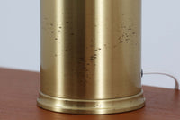 Gunnar Biilmann Petersenが1960年代にLe Klintのためにデザインしたこの「model 344 Telescope」は、独自の伸縮式高さ調節機能が特徴です。望遠鏡という名前は、ビルマン・ピーターセンがこのモデルに採用した、伸縮可能な高さ調節装置に由来しており、空間に応じた高さ調整が可能で、柔らかな光を提供します。さらに、この照明の真鍮製のベースが特に印象的で、重厚感と洗練された美しさを感じさせます。オリジナルのLe Klintシェードが付属しており、全体として北欧デザインの機能性と美しさが調和した貴重なアイテムです。