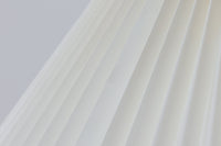 Gunnar Biilmann Petersenが1960年代にLe Klintのためにデザインしたこの「model 344 Telescope」は、独自の伸縮式高さ調節機能が特徴です。望遠鏡という名前は、ビルマン・ピーターセンがこのモデルに採用した、伸縮可能な高さ調節装置に由来しており、空間に応じた高さ調整が可能で、柔らかな光を提供します。さらに、この照明の真鍮製のベースが特に印象的で、重厚感と洗練された美しさを感じさせます。オリジナルのLe Klintシェードが付属しており、全体として北欧デザインの機能性と美しさが調和した貴重なアイテムです。