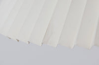 Gunnar Biilmann Petersenが1960年代にLe Klintのためにデザインしたこの「model 344 Telescope」は、独自の伸縮式高さ調節機能が特徴です。望遠鏡という名前は、ビルマン・ピーターセンがこのモデルに採用した、伸縮可能な高さ調節装置に由来しており、空間に応じた高さ調整が可能で、柔らかな光を提供します。さらに、この照明の真鍮製のベースが特に印象的で、重厚感と洗練された美しさを感じさせます。オリジナルのLe Klintシェードが付属しており、全体として北欧デザインの機能性と美しさが調和した貴重なアイテムです。