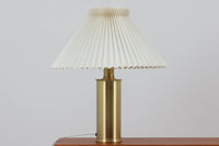 Gunnar Biilmann Petersenが1960年代にLe Klintのためにデザインしたこの「model 344 Telescope」は、独自の伸縮式高さ調節機能が特徴です。望遠鏡という名前は、ビルマン・ピーターセンがこのモデルに採用した、伸縮可能な高さ調節装置に由来しており、空間に応じた高さ調整が可能で、柔らかな光を提供します。さらに、この照明の真鍮製のベースが特に印象的で、重厚感と洗練された美しさを感じさせます。オリジナルのLe Klintシェードが付属しており、全体として北欧デザインの機能性と美しさが調和した貴重なアイテムです。