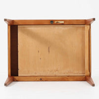 Severin Hansen Jr.によってデザインされ、Haslev社より製造されたこちらのサイドテーブルは、引き出しを備えた実用性と、シャープな面取りが際立つ意匠性を兼ね備えた一台です。チーク材の温もりある木目と、先細りのテーパードレッグが軽やかな印象を与え、繊細なジョイント仕上げからは北欧ビンテージ家具ならではの高いクラフトマンシップが感じられます。ベッドサイドやソファ横のアクセントとしてもおすすめです。