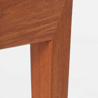 Severin Hansen Jr.によってデザインされ、Haslev社より製造されたこちらのサイドテーブルは、引き出しを備えた実用性と、シャープな面取りが際立つ意匠性を兼ね備えた一台です。チーク材の温もりある木目と、先細りのテーパードレッグが軽やかな印象を与え、繊細なジョイント仕上げからは北欧ビンテージ家具ならではの高いクラフトマンシップが感じられます。ベッドサイドやソファ横のアクセントとしてもおすすめです。