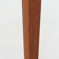 Severin Hansen Jr.によってデザインされ、Haslev社より製造されたこちらのサイドテーブルは、引き出しを備えた実用性と、シャープな面取りが際立つ意匠性を兼ね備えた一台です。チーク材の温もりある木目と、先細りのテーパードレッグが軽やかな印象を与え、繊細なジョイント仕上げからは北欧ビンテージ家具ならではの高いクラフトマンシップが感じられます。ベッドサイドやソファ横のアクセントとしてもおすすめです。