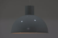 1970年代初頭にJo Hammerborgによってデザインされた「Bunker」です。3種類のサイズ展開があり、こちらは真ん中のmidiサイズです。金属に光沢のあるライトグレー色(ホワイトに近く淡いグレーです)で塗装されています。Fog & morup社が1980年代にLyskaer社に買収された後も「Bunker」の販売はあった様ですが、Fog & morup社の物とは形状が少し異なっています。こちらの照明は現地ディーラーよりFog & morup社で1970年代に作成された物と聞いております。