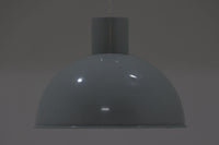 1970年代初頭にJo Hammerborgによってデザインされた「Bunker」です。3種類のサイズ展開があり、こちらの真ん中のmidiサイズです。金属に光沢のあるライトグレー色(ホワイトに近く淡いグレーです)で塗装されています。Fog & morup社が1980年代にLyskaer社に買収された後も「Bunker」の販売はあった様ですが、Fog & morup社の物とは形状が少し異なっています。こちらの照明は現地ディーラーよりFog & morup社で1970年代に作成された物と聞いております。