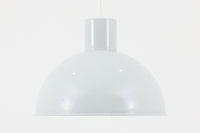 1970年代初頭にJo Hammerborgによってデザインされた「Bunker」です。3種類のサイズ展開があり、こちらの真ん中のmidiサイズです。金属に光沢のあるライトグレー色(ホワイトに近く淡いグレーです)で塗装されています。Fog & morup社が1980年代にLyskaer社に買収された後も「Bunker」の販売はあった様ですが、Fog & morup社の物とは形状が少し異なっています。こちらの照明は現地ディーラーよりFog & morup社で1970年代に作成された物と聞いております。