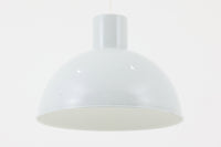 1970年代初頭にJo Hammerborgによってデザインされた「Bunker」です。3種類のサイズ展開があり、こちらの真ん中のmidiサイズです。金属に光沢のあるライトグレー色(ホワイトに近く淡いグレーです)で塗装されています。Fog & morup社が1980年代にLyskaer社に買収された後も「Bunker」の販売はあった様ですが、Fog & morup社の物とは形状が少し異なっています。こちらの照明は現地ディーラーよりFog & morup社で1970年代に作成された物と聞いております。