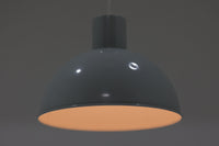 1970年代初頭にJo Hammerborgによってデザインされた「Bunker」です。3種類のサイズ展開があり、こちらの真ん中のmidiサイズです。金属に光沢のあるライトグレー色(ホワイトに近く淡いグレーです)で塗装されています。Fog & morup社が1980年代にLyskaer社に買収された後も「Bunker」の販売はあった様ですが、Fog & morup社の物とは形状が少し異なっています。こちらの照明は現地ディーラーよりFog & morup社で1970年代に作成された物と聞いております。