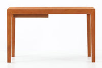 テーブルとプランターが一体型になった珍しいモデルです。サイドテーブルとしてはもちろん、天板にはタイルが張られていますので、飾り棚としてもご使用いただけます。フレームにはチーク材が使用されいます。
