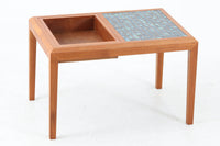 テーブルとプランターが一体型になった珍しいモデルです。サイドテーブルとしてはもちろん、天板にはタイルが張られていますので、飾り棚としてもご使用いただけます。フレームにはチーク材が使用されいます。