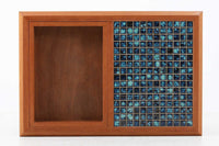 テーブルとプランターが一体型になった珍しいモデルです。サイドテーブルとしてはもちろん、天板にはタイルが張られていますので、飾り棚としてもご使用いただけます。フレームにはチーク材が使用されいます。