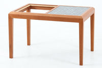 テーブルとプランターが一体型になった珍しいモデルです。サイドテーブルとしてはもちろん、天板にはタイルが張られていますので、飾り棚としてもご使用いただけます。フレームにはチーク材が使用されいます。