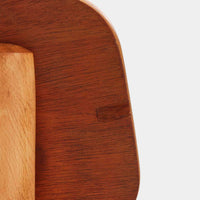 Borge MogensenによるModel 122は、無駄を削ぎ落とした機能美が魅力のダイニングチェアです。チーク材の美しい木目と、直線と緩やかな曲線を組み合わせた素朴で洗練されたフォルムが北欧らしい温もりを演出します。身体に沿うよう緩やかに成形された背もたれと座面が快適な座り心地を生み、食卓はもちろんワークスペースにもおすすめです。日々の使用で深まる風合いも楽しめる、実用性とデザイン性を兼ね備えた北欧ビンテージならではの一脚です。