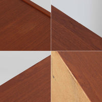 スウェーデンのBreox Moblerによるこちらのキッチンキャビネットは、温かみのあるチーク材を使用した北欧ビンテージ家具で、すっきりと直線的なフォルムと円形の木製取手が印象的な一台です。引き出し内には仕切り付きの収納も備え、カトラリーや小物の整理に便利です。扉内部は棚板付きで収納力にも優れ、中央の鍵付き扉はフラップ式でバースペースや食器収納としても活用できます。端正な佇まいと経年による木肌の深い色合いが空間に落ち着きを与える、実用性と存在感を兼ね備えた逸品です。