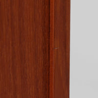 スウェーデンのBreox Moblerによるこちらのキッチンキャビネットは、温かみのあるチーク材を使用した北欧ビンテージ家具で、すっきりと直線的なフォルムと円形の木製取手が印象的な一台です。引き出し内には仕切り付きの収納も備え、カトラリーや小物の整理に便利です。扉内部は棚板付きで収納力にも優れ、中央の鍵付き扉はフラップ式でバースペースや食器収納としても活用できます。端正な佇まいと経年による木肌の深い色合いが空間に落ち着きを与える、実用性と存在感を兼ね備えた逸品です。