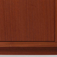 スウェーデンのBreox Moblerによるこちらのキッチンキャビネットは、温かみのあるチーク材を使用した北欧ビンテージ家具で、すっきりと直線的なフォルムと円形の木製取手が印象的な一台です。引き出し内には仕切り付きの収納も備え、カトラリーや小物の整理に便利です。扉内部は棚板付きで収納力にも優れ、中央の鍵付き扉はフラップ式でバースペースや食器収納としても活用できます。端正な佇まいと経年による木肌の深い色合いが空間に落ち着きを与える、実用性と存在感を兼ね備えた逸品です。