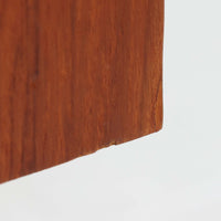 スウェーデンのBreox Moblerによるこちらのキッチンキャビネットは、温かみのあるチーク材を使用した北欧ビンテージ家具で、すっきりと直線的なフォルムと円形の木製取手が印象的な一台です。引き出し内には仕切り付きの収納も備え、カトラリーや小物の整理に便利です。扉内部は棚板付きで収納力にも優れ、中央の鍵付き扉はフラップ式でバースペースや食器収納としても活用できます。端正な佇まいと経年による木肌の深い色合いが空間に落ち着きを与える、実用性と存在感を兼ね備えた逸品です。