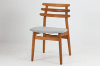 Poul m. VoltherデザインのJ48チェアです。3枚の曲木が使用された背もたれが特徴的なデザインです。現地デンマークではスタンダードアイテムで復刻もされていますが、こちらは1960年に作成されたビンテージ品です。経年により濃くなったオーク材の色味が魅力的です。