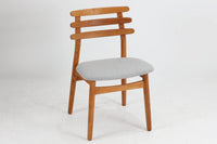 Poul m. VoltherデザインのJ48チェアです。3枚の曲木が使用された背もたれが特徴的なデザインです。現地デンマークではスタンダードアイテムで復刻もされていますが、こちらは1960年に作成されたビンテージ品です。経年により濃くなったオーク材の色味が魅力的です。