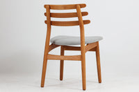 Poul m. VoltherデザインのJ48チェアです。3枚の曲木が使用された背もたれが特徴的なデザインです。現地デンマークではスタンダードアイテムで復刻もされていますが、こちらは1960年に作成されたビンテージ品です。経年により濃くなったオーク材の色味が魅力的です。