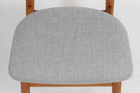 Poul m. VoltherデザインのJ48チェアです。3枚の曲木が使用された背もたれが特徴的なデザインです。現地デンマークではスタンダードアイテムで復刻もされていますが、こちらは1960年に作成されたビンテージ品です。経年により濃くなったオーク材の色味が魅力的です。