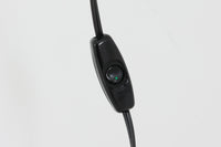 北欧より買い付けた「model TH-376」フロアランプです。真鍮と深い緑のシェードの組みあわせが大変美しいデザインです。ポールとヘッドは交差するようにジョイントされており、金具を回すことで角度や高さを自由に調整できます。台座裏面にはデザイナーのイニシャル「THV」の刻印がございます。