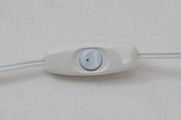 著名なデザイナー、Sidse Werner(シセ・ヴェルナー)による「BIBLIOTEK」のテーブルランプです。ペンダントランプはよく見かけますが、テーブルランプは非常に珍しいモデルです。ホルムガードならではの厚みのある高品質なガラスを使用しており、点灯するとシェードを通して柔らかな温かみのある光が広がり、空間を優雅に照らします。高さ64cmの大型サイズで存在感があり、リビングや書斎、ベッドサイドなど、あらゆるインテリアに美しく調和します。