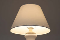 著名なデザイナー、Sidse Werner(シセ・ヴェルナー)による「BIBLIOTEK」のテーブルランプです。ペンダントランプはよく見かけますが、テーブルランプは非常に珍しいモデルです。ホルムガードならではの厚みのある高品質なガラスを使用しており、点灯するとシェードを通して柔らかな温かみのある光が広がり、空間を優雅に照らします。高さ64cmの大型サイズで存在感があり、リビングや書斎、ベッドサイドなど、あらゆるインテリアに美しく調和します。