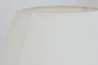 著名なデザイナー、Sidse Werner(シセ・ヴェルナー)による「BIBLIOTEK」のテーブルランプです。ペンダントランプはよく見かけますが、テーブルランプは非常に珍しいモデルです。ホルムガードならではの厚みのある高品質なガラスを使用しており、点灯するとシェードを通して柔らかな温かみのある光が広がり、空間を優雅に照らします。高さ64cmの大型サイズで存在感があり、リビングや書斎、ベッドサイドなど、あらゆるインテリアに美しく調和します。