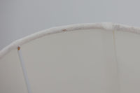 著名なデザイナー、Sidse Werner(シセ・ヴェルナー)による「BIBLIOTEK」のテーブルランプです。ペンダントランプはよく見かけますが、テーブルランプは非常に珍しいモデルです。ホルムガードならではの厚みのある高品質なガラスを使用しており、点灯するとシェードを通して柔らかな温かみのある光が広がり、空間を優雅に照らします。高さ64cmの大型サイズで存在感があり、リビングや書斎、ベッドサイドなど、あらゆるインテリアに美しく調和します。